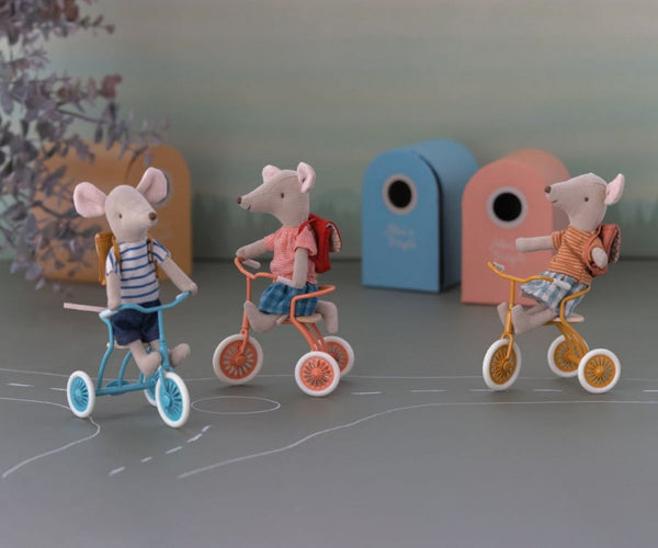 Tricycle Mouse, Big Sister with a Bag